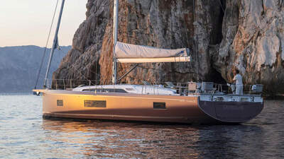 Oceanis 52 sedd från styrbord vid klippkust.