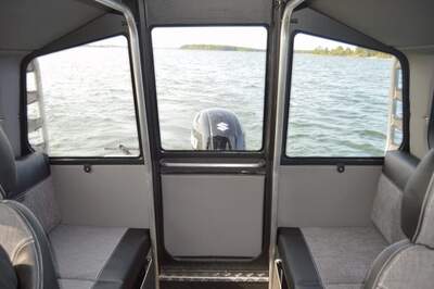 Akterdörr och sittplatser i Arronet 20,5 Surprise.