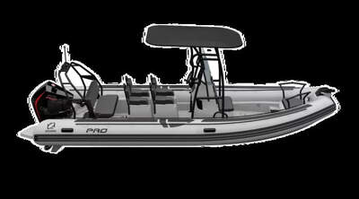Zodiac Nautic PRO 7, sidovy med öppen däckslayout, konsol och T-topp.