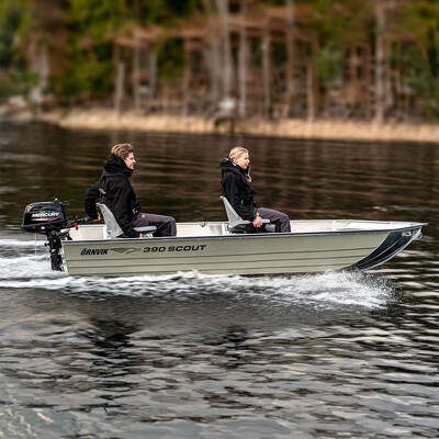 Örnvik 390 Scout under gång med utombordare.