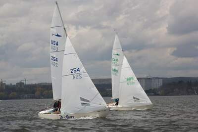 Två Hinterhoeller Shark 24 under kryss. Foto: Keven Piper