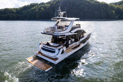 Galeon 560 FLY sedd snett akterifrån.