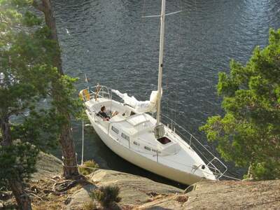 Shipman 28 förtöjd vid Storö-Bockö i Stockholms skärgård. Foto: Johan Fredriksson (Esquilo)
