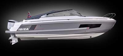 Ibiza 811 Touring i sidovy med hamnpresenning monterad.