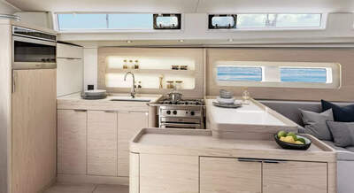 Pentry och salong i Oceanis Yacht 54.