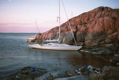 Fisksätra S 30, ritad av Knud H. Reimers, förtöjd vid Lilla Nassa i Stockholms skärgård. Foto: Johan Fredriksson (Esquilo)