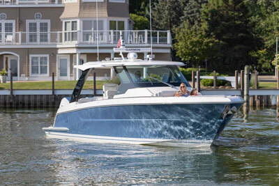 Tiara 39 LS sedd från fören i lugnt vatten.
