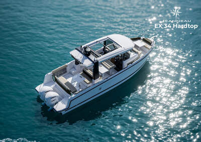 Jeanneau EX 34 Hardtop sedd snett uppifrån med modellnamnet synligt i bilden.