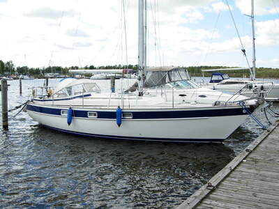 Hallberg-Rassy 312 Mk I vid brygga, med det tidiga utförandet av modellen. Foto: C.Nilsson