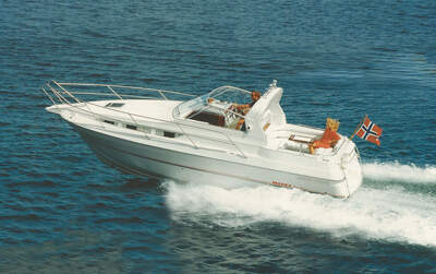 Marex 290 Sun Cruiser under gång, fotograferad från babords sida.
