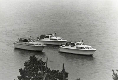 Tre plastbåtar från Söderkvists varv; Oxelö 30 är båten längst till höger. Fotograferad omkring 1980–1990-tal.