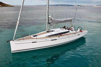 Dehler 42 under segel – officiell modellbild.