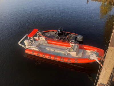 UMS RIB 900, aluminium-RIB med styvt skrov och dubbla utombordare.
