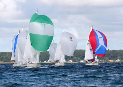 Flera L23-båtar under kappsegling. Klassen är ritad av Lars Olsen och byggdes av Åges Bådebyggeri samt Peter Bjørn Olsens Bådeværft.