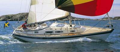 Hallberg-Rassy 34 under segling med spinnaker.