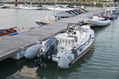 Zodiac Pro Open 550 förtöjd i La Rochelle, utrustad med Yamaha-utombordare. Foto: Jean-Pierre Bazard (Jpbazard)