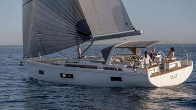 Oceanis Yacht 54 under segel, sedd från aktern. Foto: Gilles Martin Raget