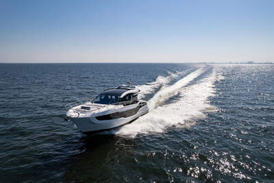 Galeon 450 HTC, trekvartsvy av hardtopens exteriör.