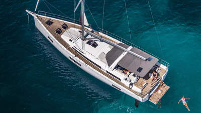 Oceanis Yacht 54 sedd från förlig styrbordsvinkel.