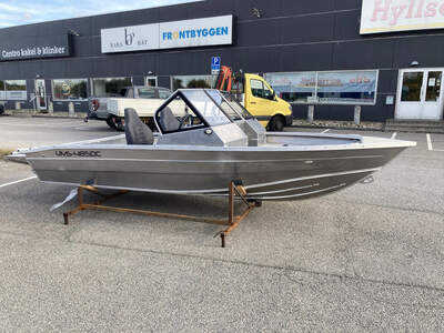 UMS 485DC Fishing Edition, vy över fördäck och sittbrunn.