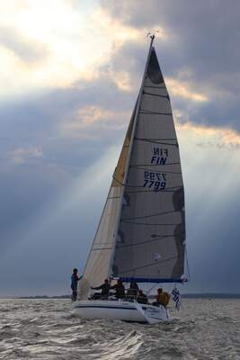 Inferno 31 S/Y Hakuna Matata, FIN-7799, under segling vid starten av Helsinki–Tallinn Race 2016. Foto: Jukka