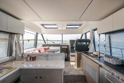 Ljus salong och pentry i Jeanneau Merry Fisher 1295 Coupé.