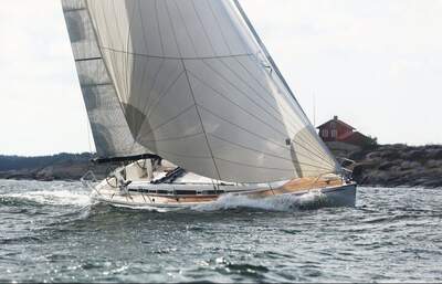 Linjett 43 under segel med spinnaker i skärgården.