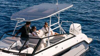 Yamarin 80 DC White Edition med vit T-top, öppen sittbrunn och Yamaha-utombordare.