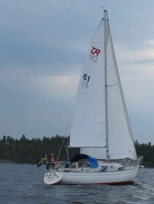 Tur 84 under segel; modellen är den svenska Tur 84 ritad av Per Brohäll. Foto: Edsg18