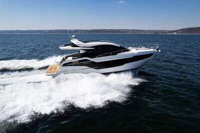 Galeon 450 HTC sedd från luften med akterdäck och badplattform.