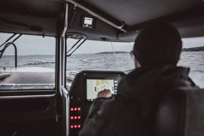 Förarplats sedd från passagerarsidan under gång.