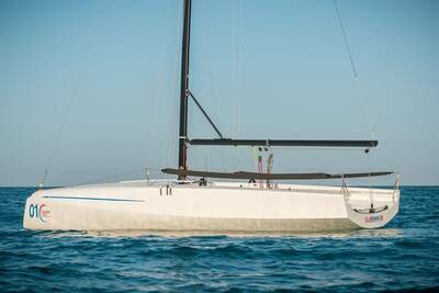 ClubSwan 28 sedd från aktern med rigg och däck i profil.