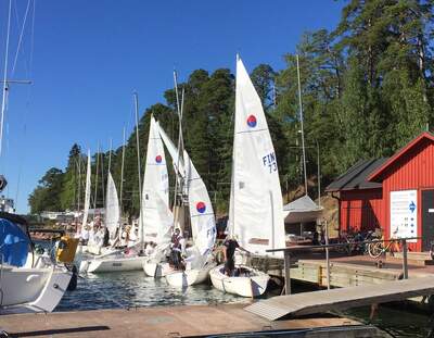 606-segelbåtar inför en kvällskappsegling vid ÅSS i Mariehamn. Foto: Jukka (Flickr-användaren Jukk_a)