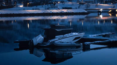 Nordkapp Coupe 905 V12 förtöjd i en arktisk fjord.