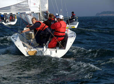 Skippi 650 racing på öppet vatten under kappsegling i Helsingfors. Foto: Markku Hanninen