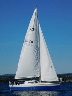 C&C Mega 30 One Design under segel, fotograferad på Lac Deschênes i Kanada. Foto: Ahunt