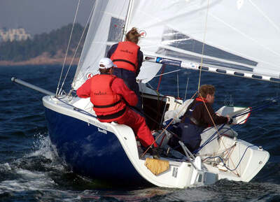Skippi 650 sedd från babord under kappsegling i Helsingfors. Foto: Markku Hanninen