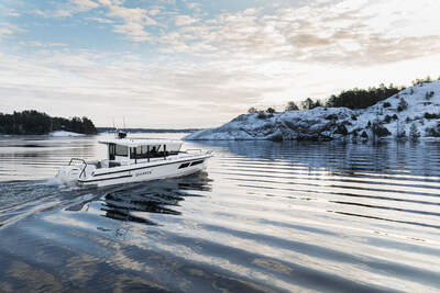 Quarken 35 Cabin Tourer under gång i vinterlandskap.