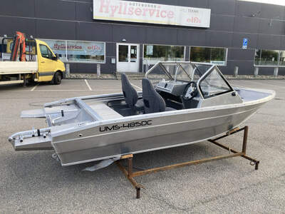 UMS 485DC Fishing Edition, akter och sittbrunn.