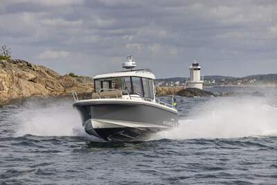 Nimbus Commuter 8 i hög fart utanför svensk skärgård.