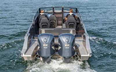 Buster Phantom med dubbel Yamaha-installation och Helm Master-system.