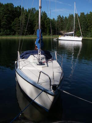 Maxi 77 sedd förifrån i svensk skärgård. Foto: Haxpett