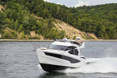 Galeon 360 FLY med fokus på flybridge och däckslösning.