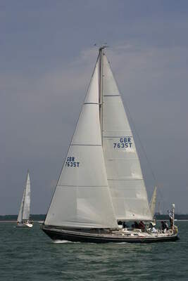 Swan 48 Snow Wolf, segelnummer GBR 7635T, under regatta utanför Cowes. Foto: Yachty4000