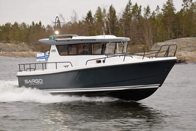 Sargo 28 Explorer under gång i skärgårdsmiljö, styrbordssida.