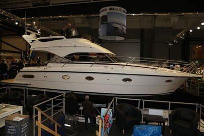Nord West 430 Flybridge på Göteborgs båtmässa 2013, sedd från sidan.