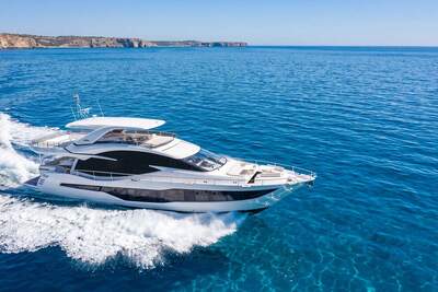 Galeon 800 FLY i profil under gång.