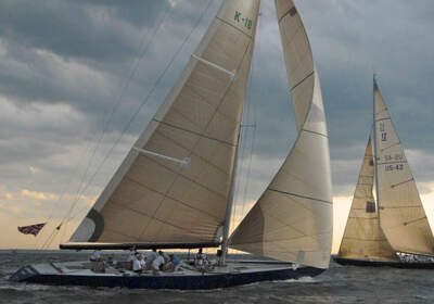 Lionheart K-18 (K-18 på seglet) i kappsegling tillsammans med andra 12mR-yachter.