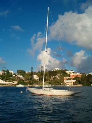 International One Design, IOD, förtöjd i Hamilton Harbour på Bermuda. Foto: Aodhdubh