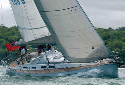 Sweden Yachts 42 under segel, sedd från styrbords sida.